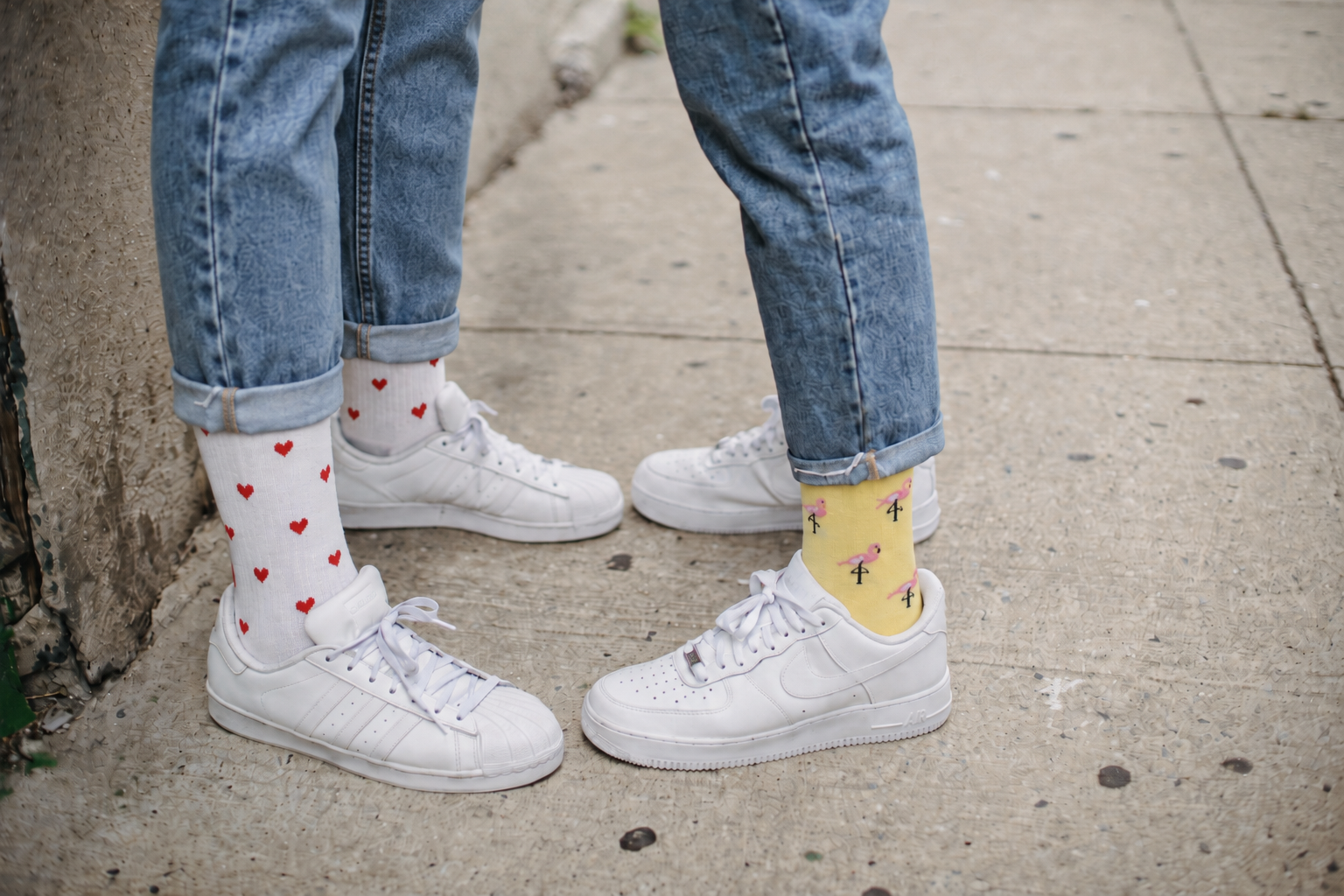 Chaussettes graphiques portées avec un jean et des sneakers